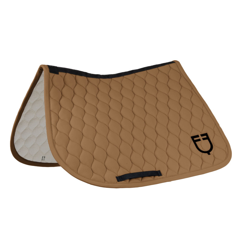 Jumping saddle pad with onion quilting