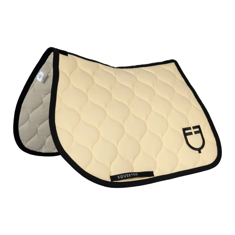 Jumping saddle pad with onion quilting