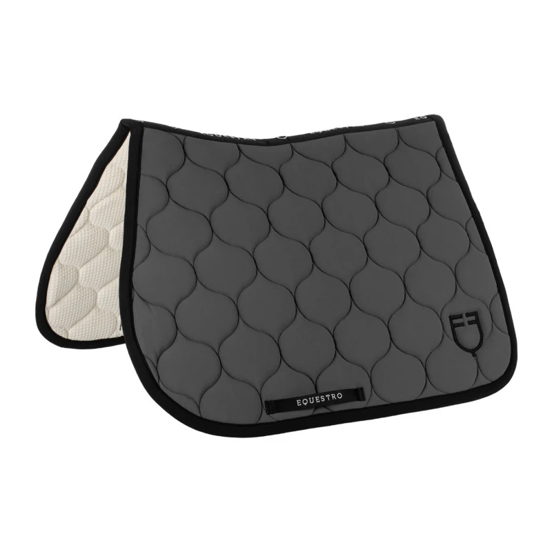 Jumping saddle pad with onion quilting