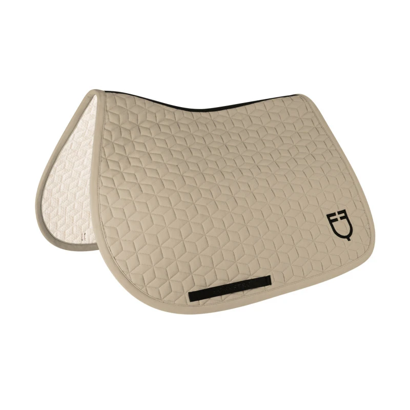 Jumping saddle pad cube quilting