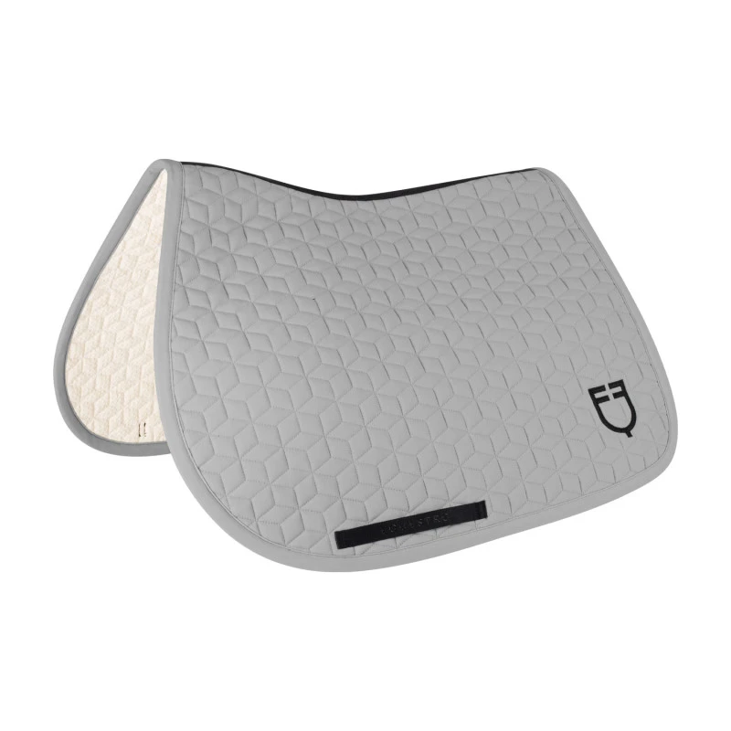 Jumping saddle pad cube quilting