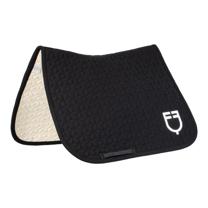 Dressage saddle pad with cube quilting